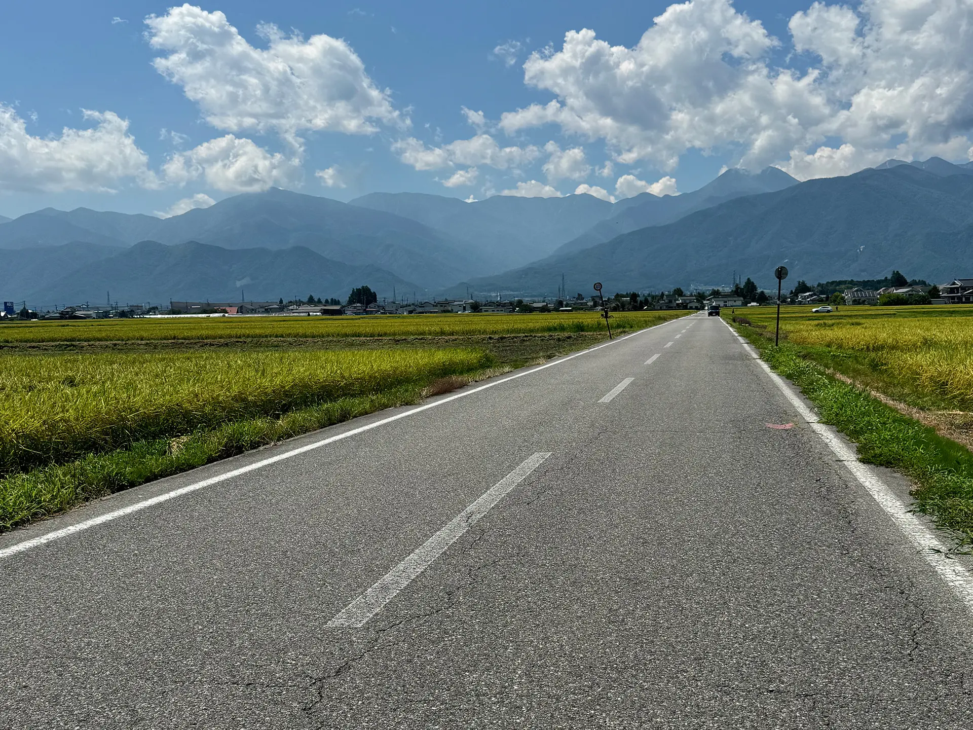 田んぼの一本道と山並み